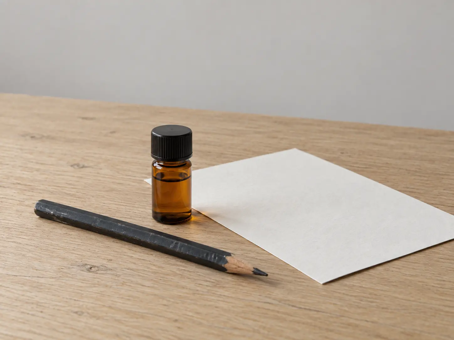 Redaktionell illustration av papper, provflaska och blyertspenna