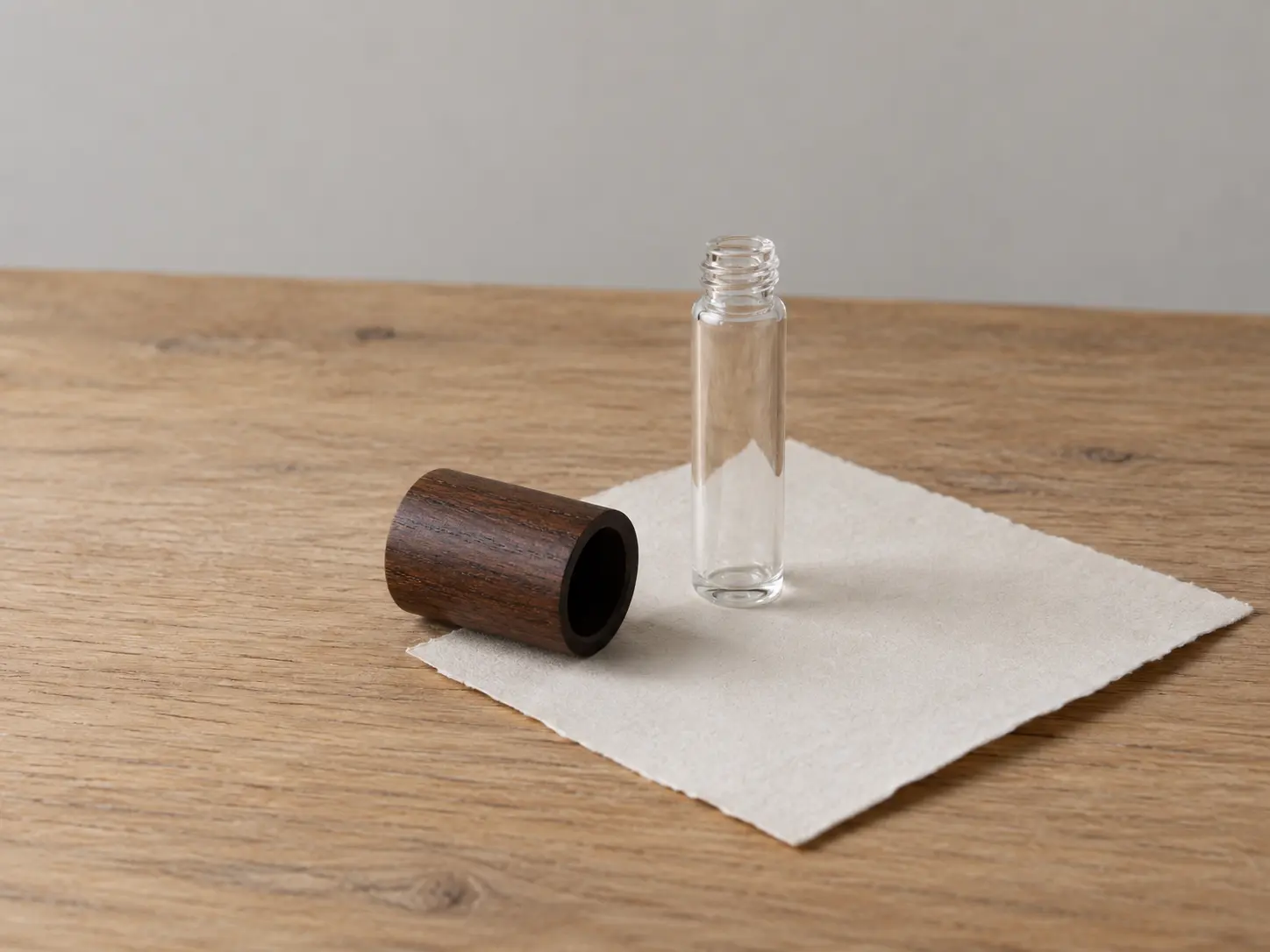 Redaktionell illustration av papper, träkork och en klar glasflaska