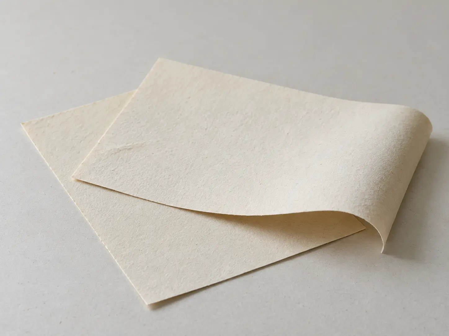 Två ark obestruket ljust papper